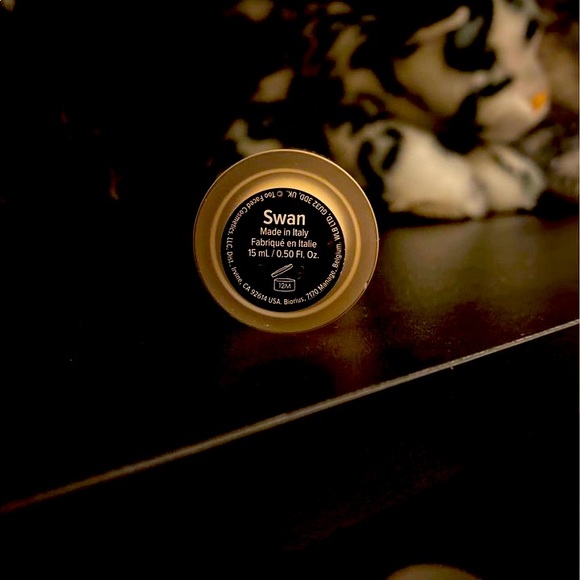 Two faced born this way concealer - Picture 1 of 2